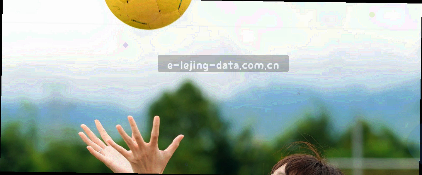 暗调球馆看台与场地边线，远处灯带拉出水平光晕